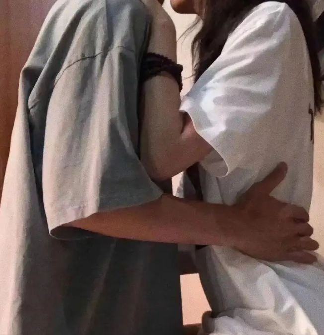 某处紧密的结合在一起是什么意思？