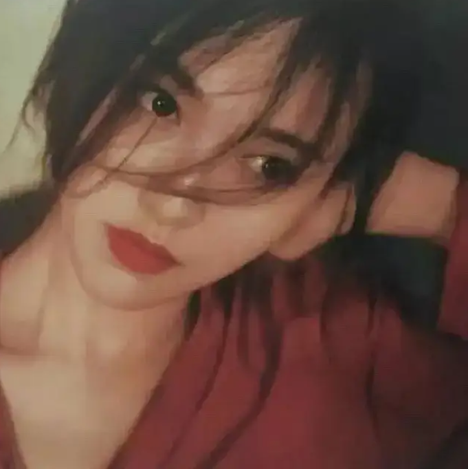一个男孩子摸一个女孩子的头代表什么