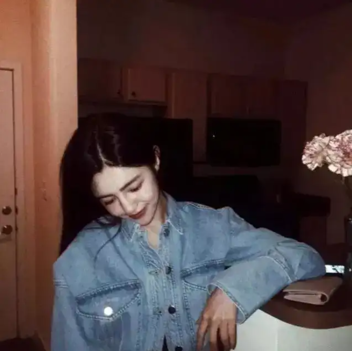 一个男孩子摸一个女孩子的头代表什么