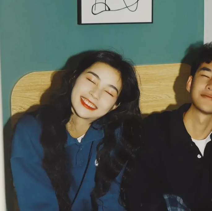 一个男孩子摸一个女孩子的头代表什么