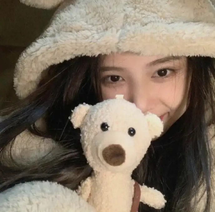 女生迈开腿让男生吃草莓什么意思？