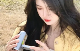 男人抓女人的手去蹭他的胡须是什么心理